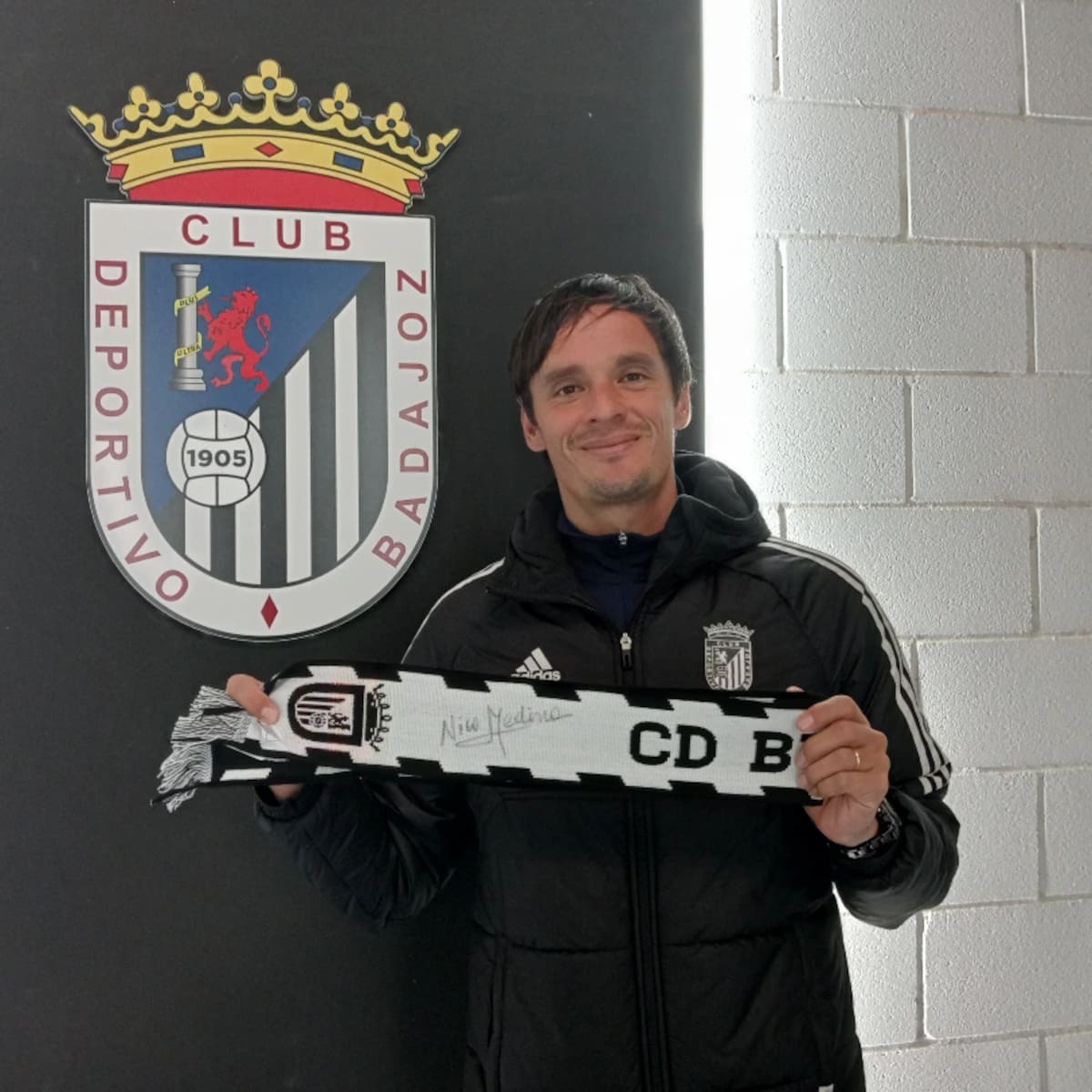 El exdelantero chileno actualmente se desempeña como entrenador del equipo filial del CD Badajoz.