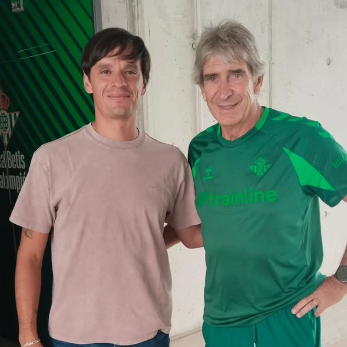 “Marca un camino e inspira a seguir creciendo”: joven DT chileno se reunió con Pellegrini en España