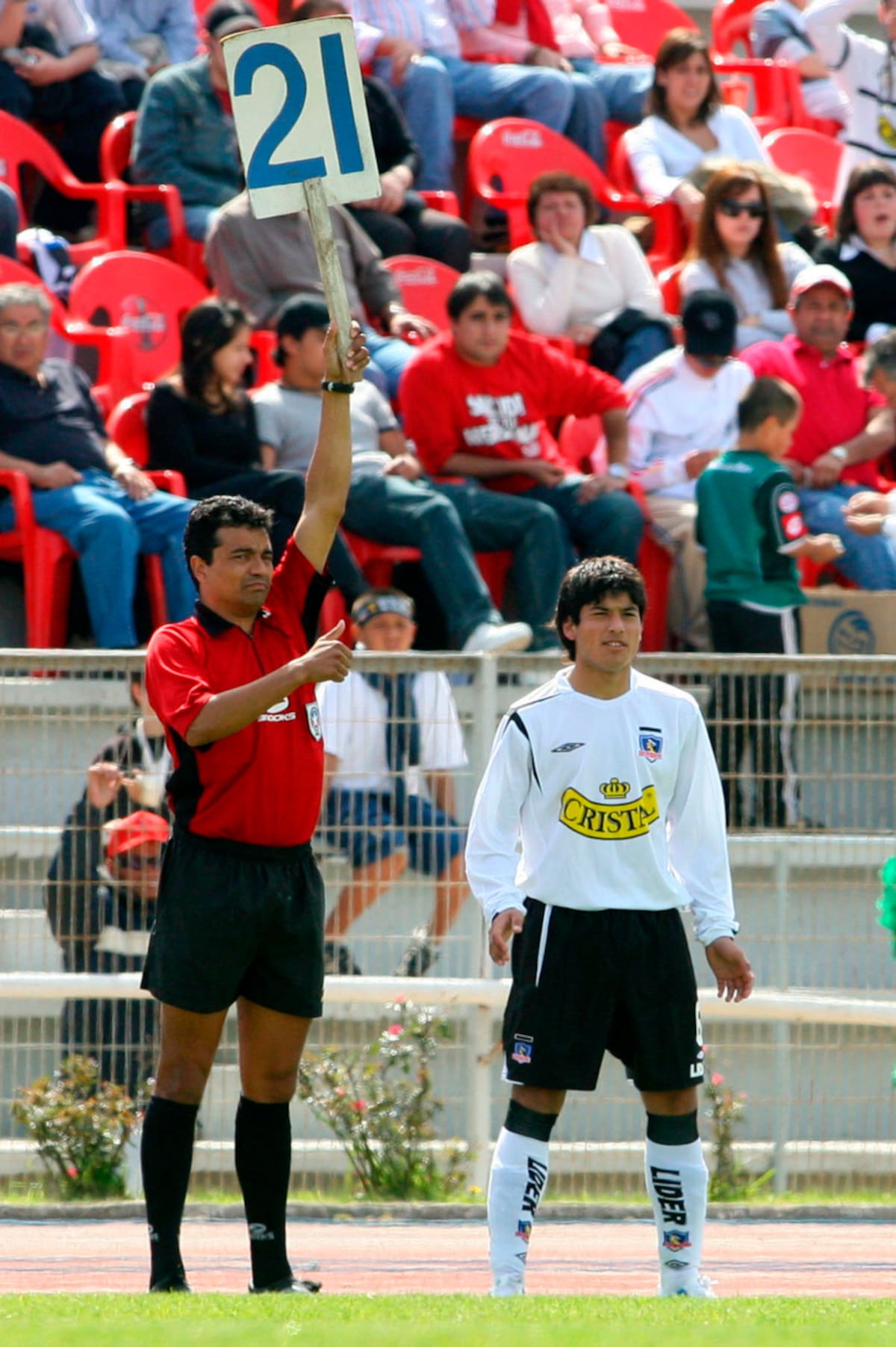 Nicolás Millán debutó en Colo Colo el domingo 10 de septiembre del 2006, a los 14 años de edad, ante Santiago Wanderers en Playa Ancha.