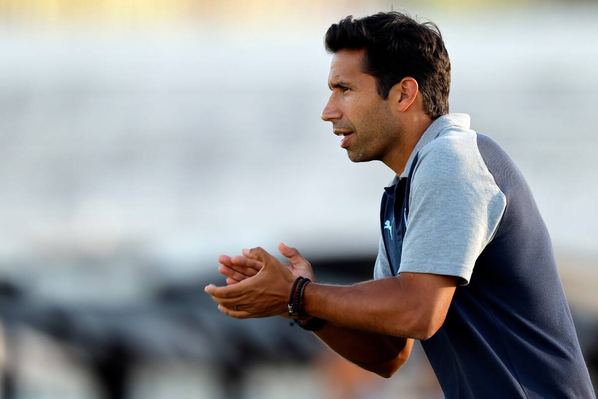 ya no es más el entrenador de la UC. Foto: Agencia Aton.