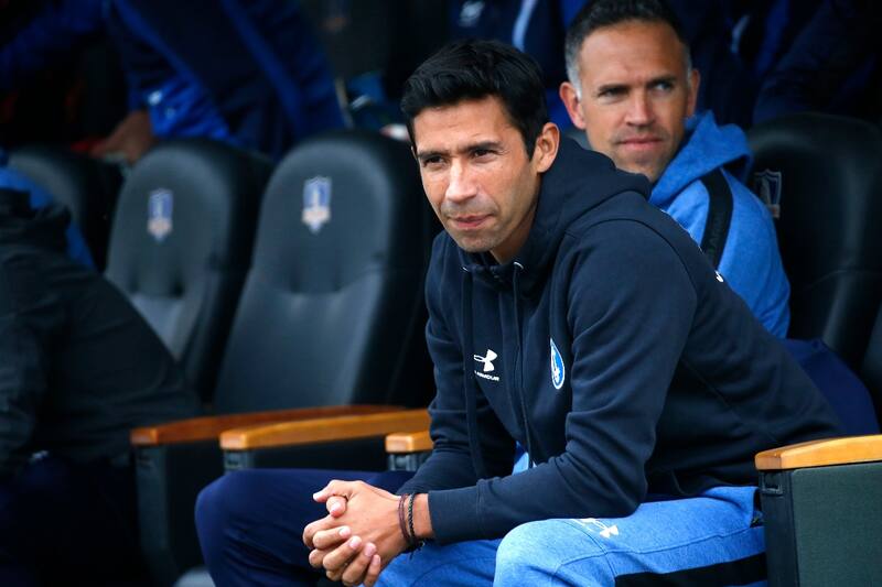 en la banca de Universidad Católica en el Clásico contra Colo Colo.