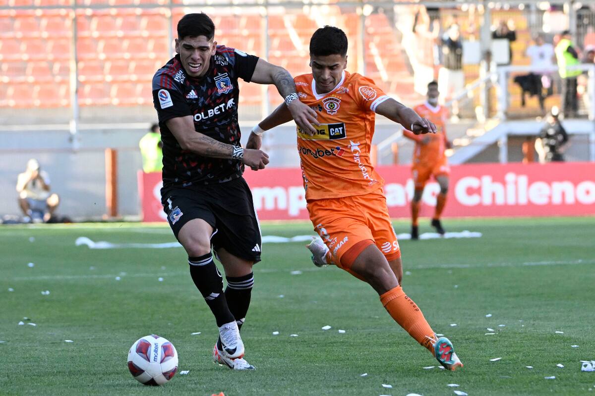 Nicolás Palma ante el goleador Carlos Palacios de Colo Colo en la semifinal ida de la Copa Chile 2023. (Foto: Agencia Aton)