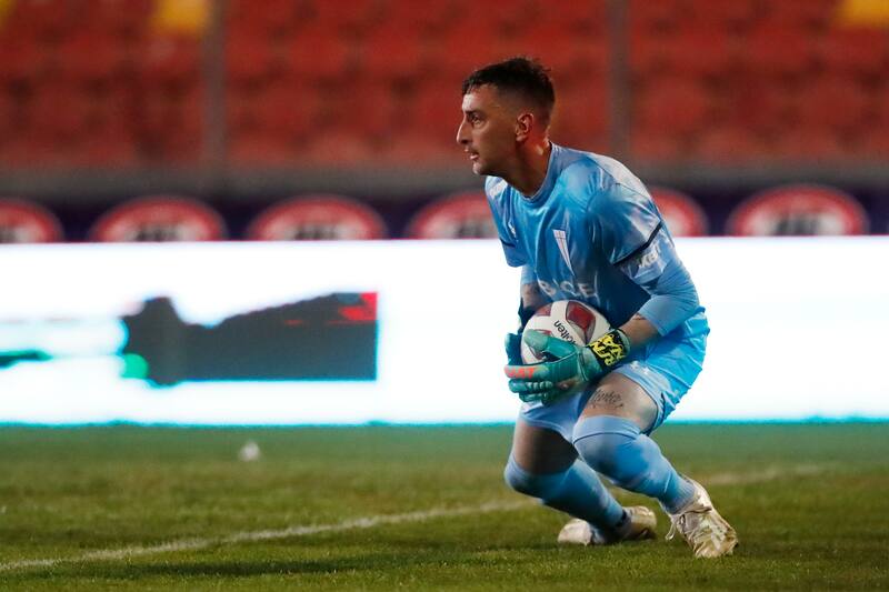 vistiendo la camiseta de Universidad Católica.