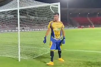 VIDEO | Nicolás Peric se comió una buena mechada en pleno partido de despedida