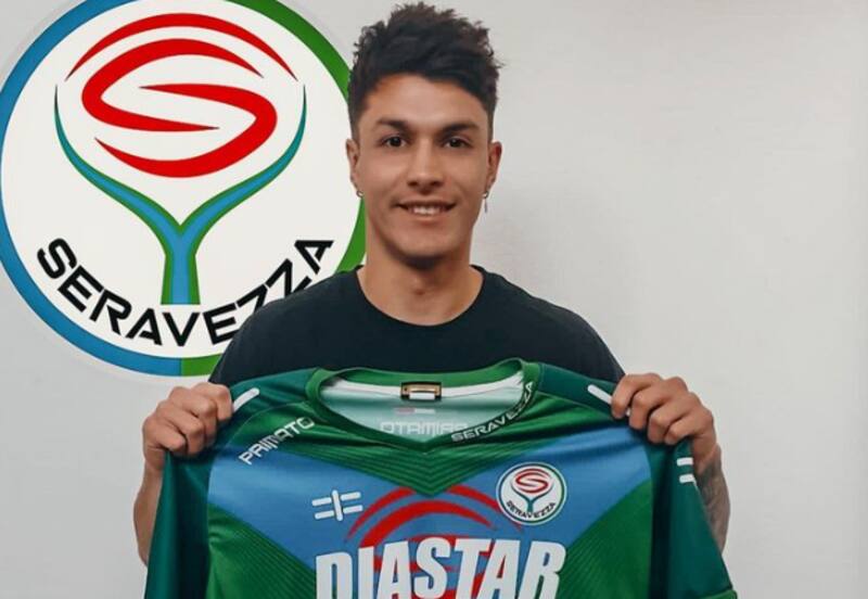 Nicolás Solabarrieta con la camiseta del Seravezza Pozzi de Italia