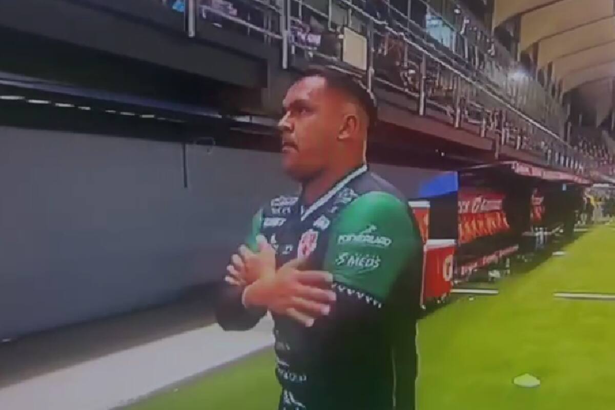 burlándose de los hinchas de la UC en La Florida.