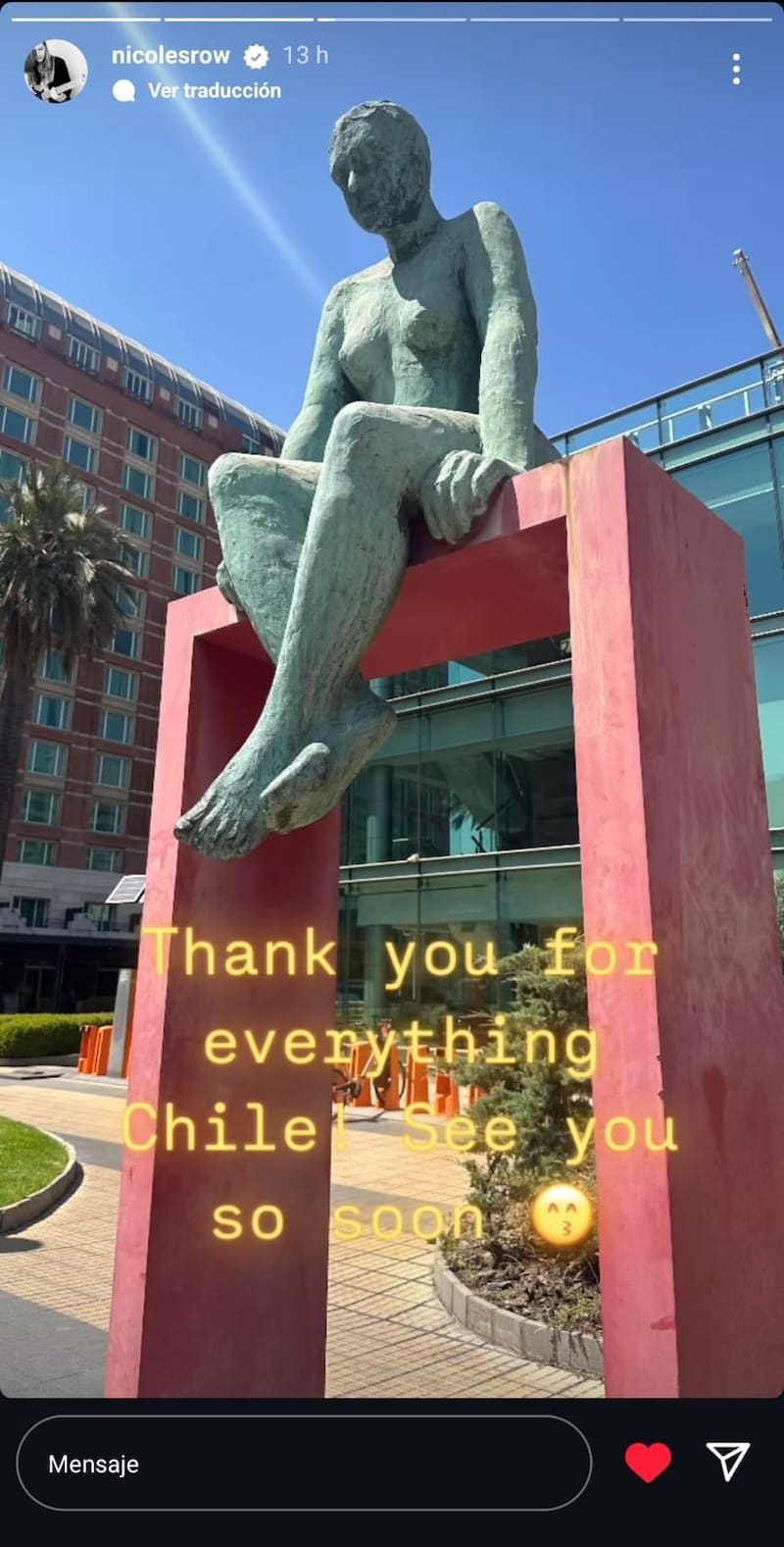 La bajista dedicó unas palabras de agradecimiento al público chileno por el recibimiento. Créditos Captura: Instagram @nicolesrow.