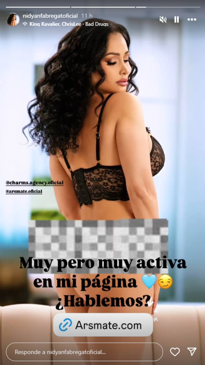 compartió por redes sociales fotos subidas de tono para promocionar su Arsmate.