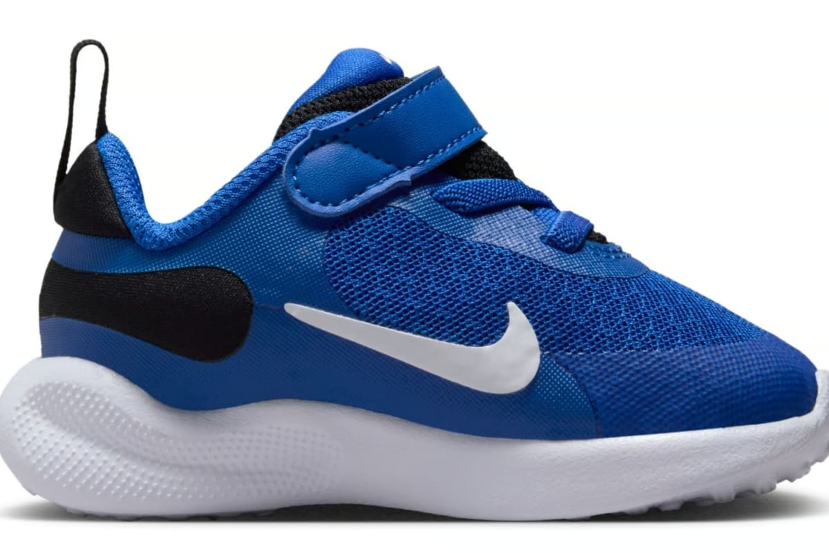 Zapatilla modelo Revolution 7 con 40% de descuento.