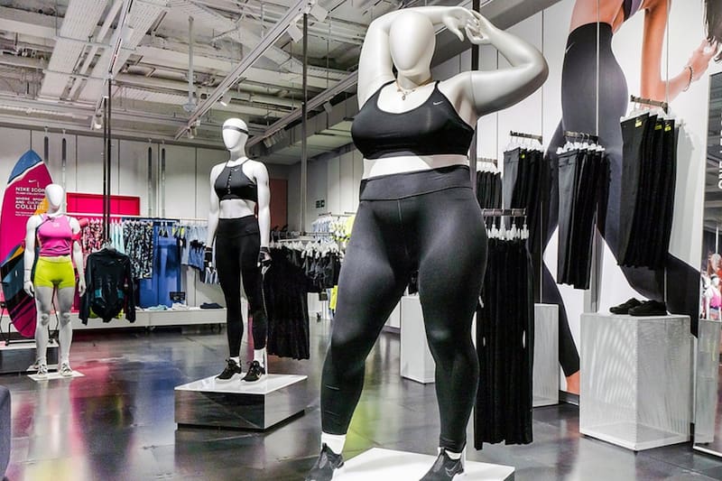 En 2018, la marca deportiva causó gran controversia entre sus competidores al incluir maniquíes plus-size en sus vitrinas.