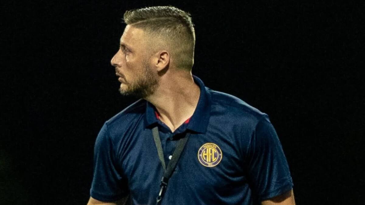 Insólito: el DT griego presentado en el fútbol chileno no duró ni una semana
