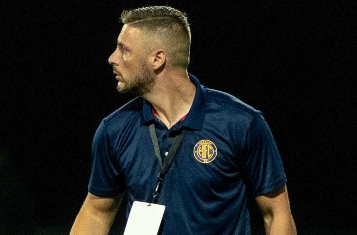 Insólito: el DT griego presentado en el fútbol chileno no duró ni una semana