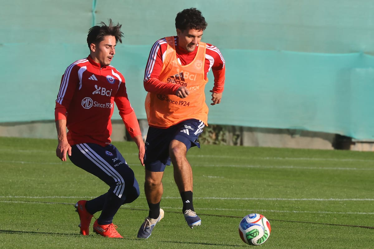 El volante en La Roja junto a Ignacio Saavedra. Foto: Agencia Aton.