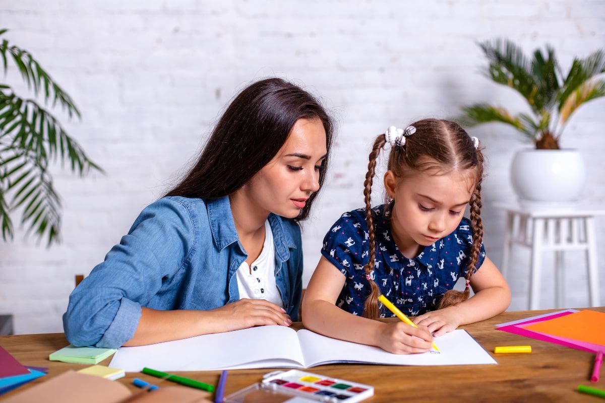 Busca la mejor opción para que cuide a tu hijo.