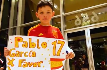 VIDEO | Niño chileno irrumpe en la concentración de España para conocer a figura de Pellegrini