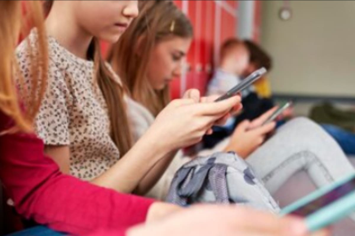 Especialistas advierten efectos del uso desmedido de redes sociales y plataformas digitales en el desarrollo integral de los menores.
Créditos: Freepik.