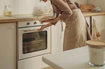 Por esta razón debes evitar guardar tus sartenes en el horno