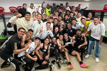 Lo echaron de Colo Colo pero festejó la victoria sobre Palestino con los jugadores en el camarín