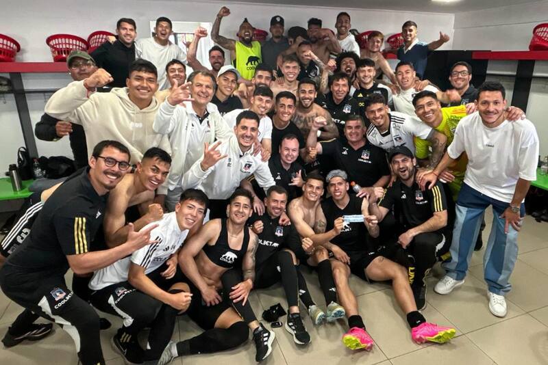lo echaron de Colo Colo pero celebró en el camarín con los jugadores la victoria sobre Palestino. Foto: @ColoColo.