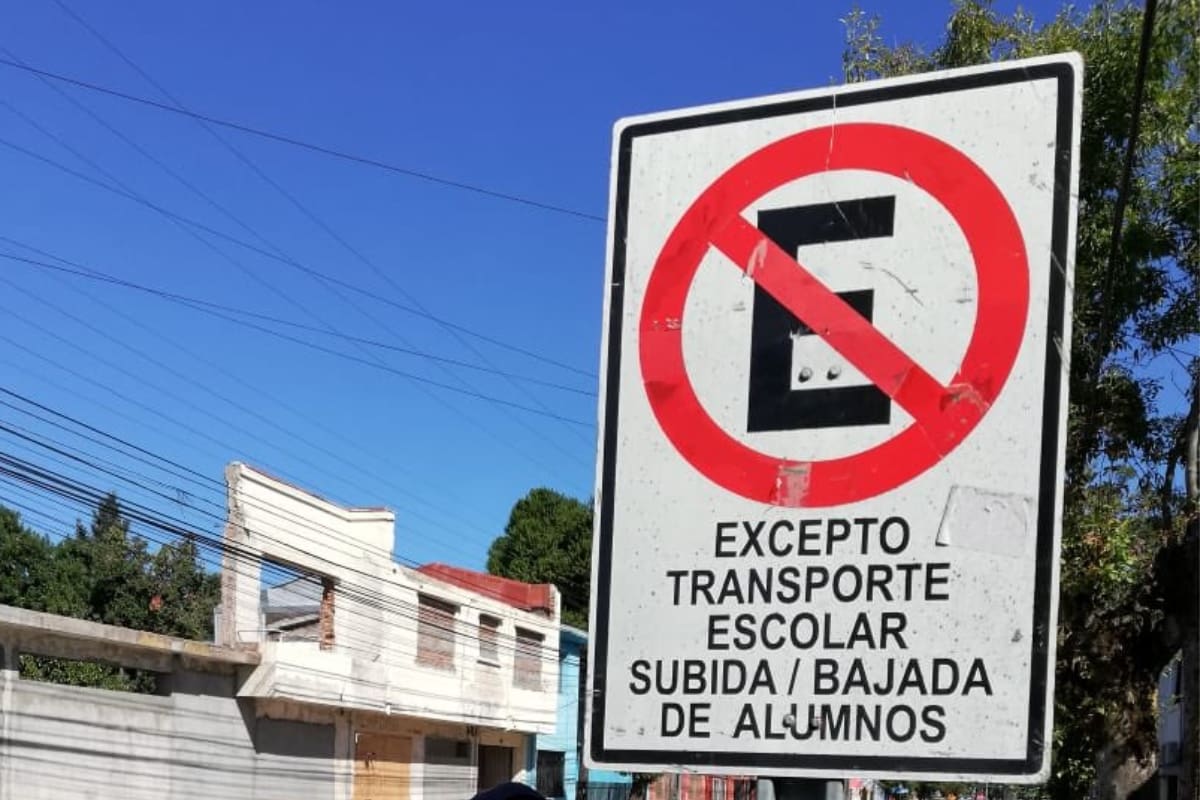 La Ley de Tránsito marca con el letrero oficial de una E tachada los lugares donde no se puede aparcar o detenerse.