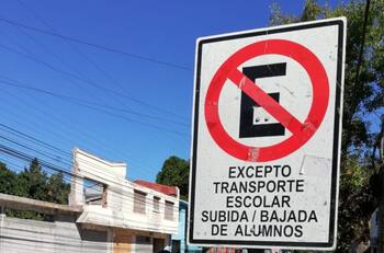 Descubra de cuánto son las multas por estacionar en lugares prohibidos