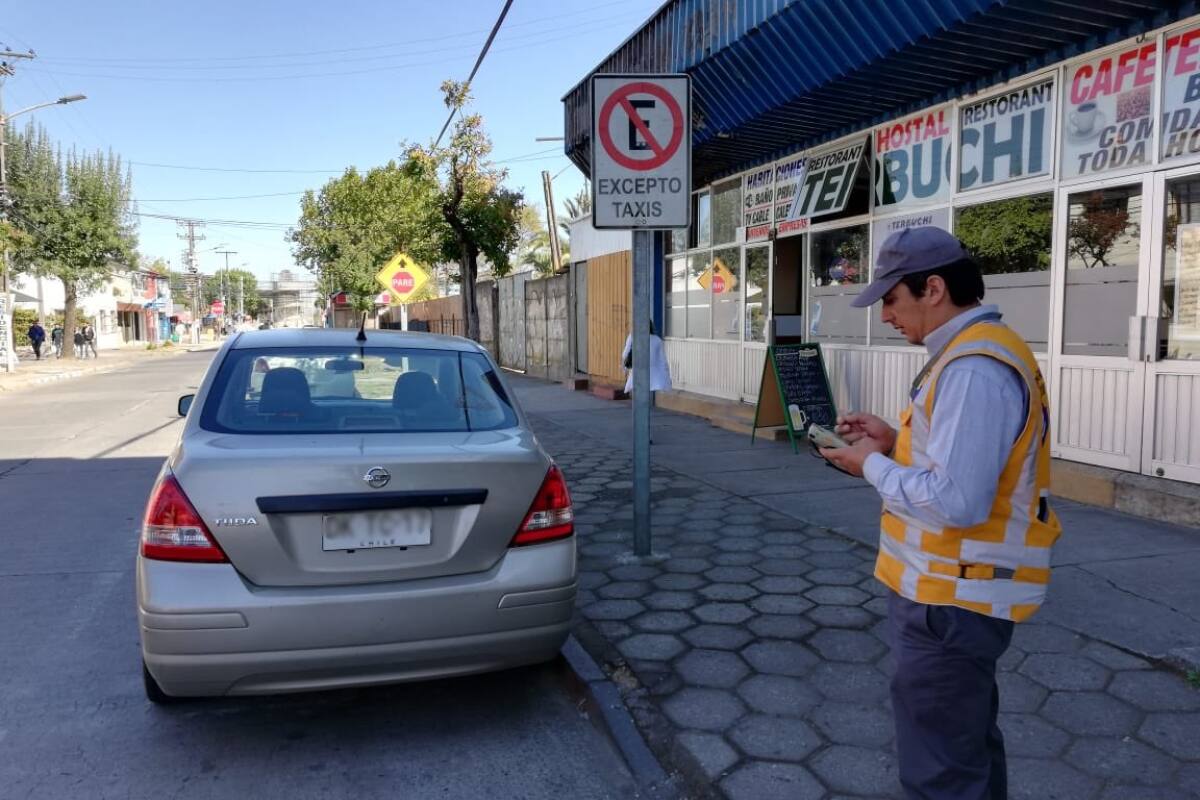 Las multas por estacionarse en lugares no habilitados alcanzan las 1,5 UTM, dependiendo de la gravedad de la infracción.