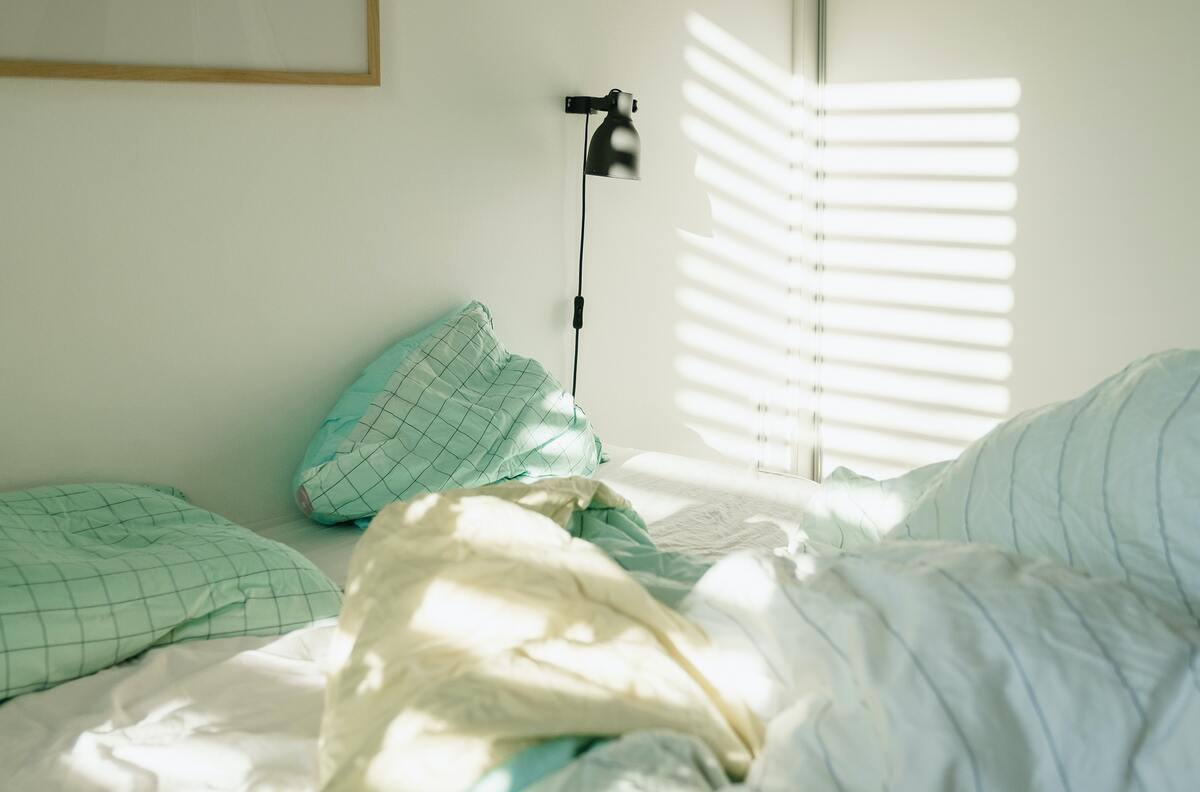 ¿Por qué no hay que hacer la cama en la mañana? Revisa las razones