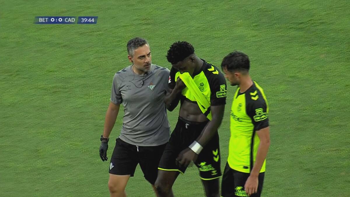 Nobel Mendy saliendo lesionado contra el Cádiz.