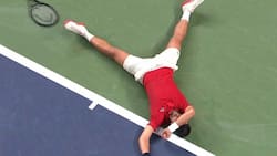 VIDEO | Djokovic gana heroico partido pese a desplomarse y preocupar a todo el mundo