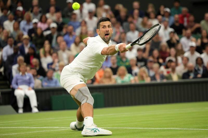 va por su octavo título en Wimbledon y ya está en cuartos de final tras dejar en el camino al danés Holger Rune. Foto: EFE.