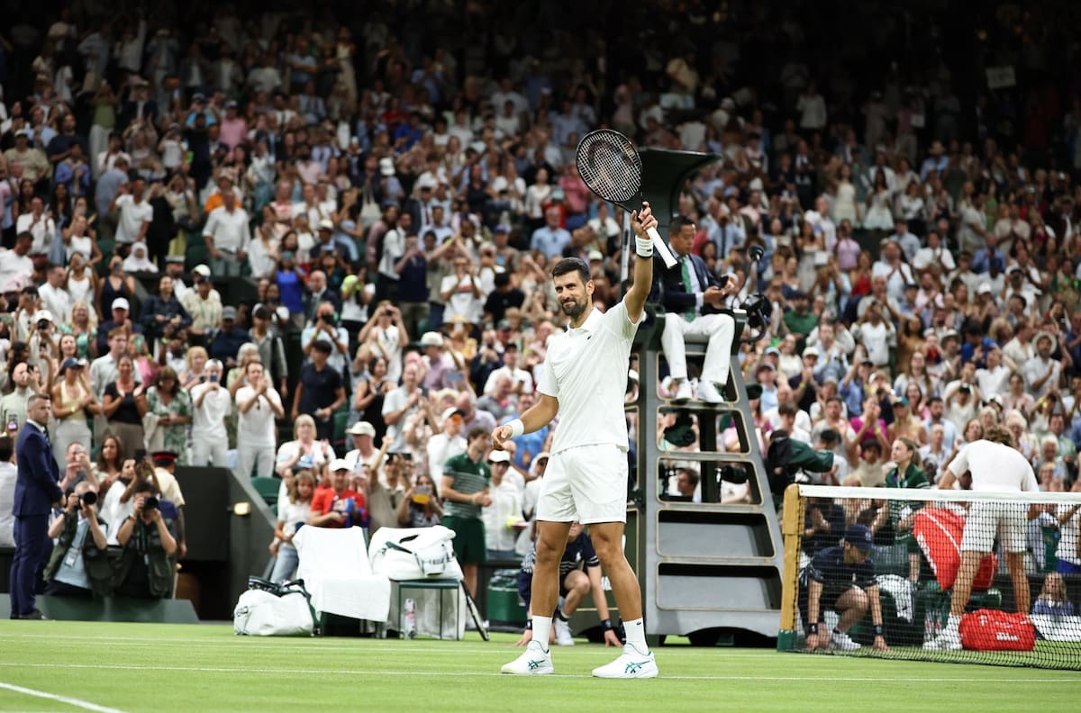 Novak Djokovic a paso firme en Wimbledon: se instala en tercera ronda tras eliminar a Tsitsipás