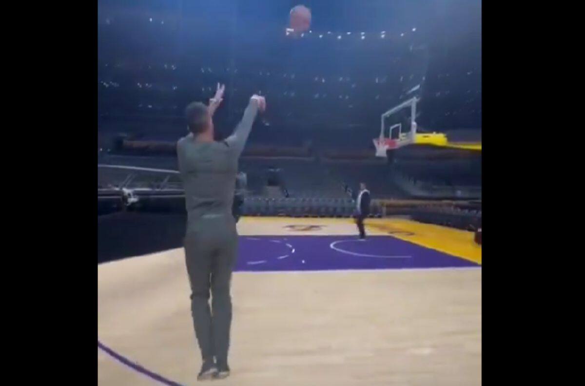 VIDEO | Un genio: Novak Djokovic sorprendió con un triplazo en la cancha de Los Angeles Lakers