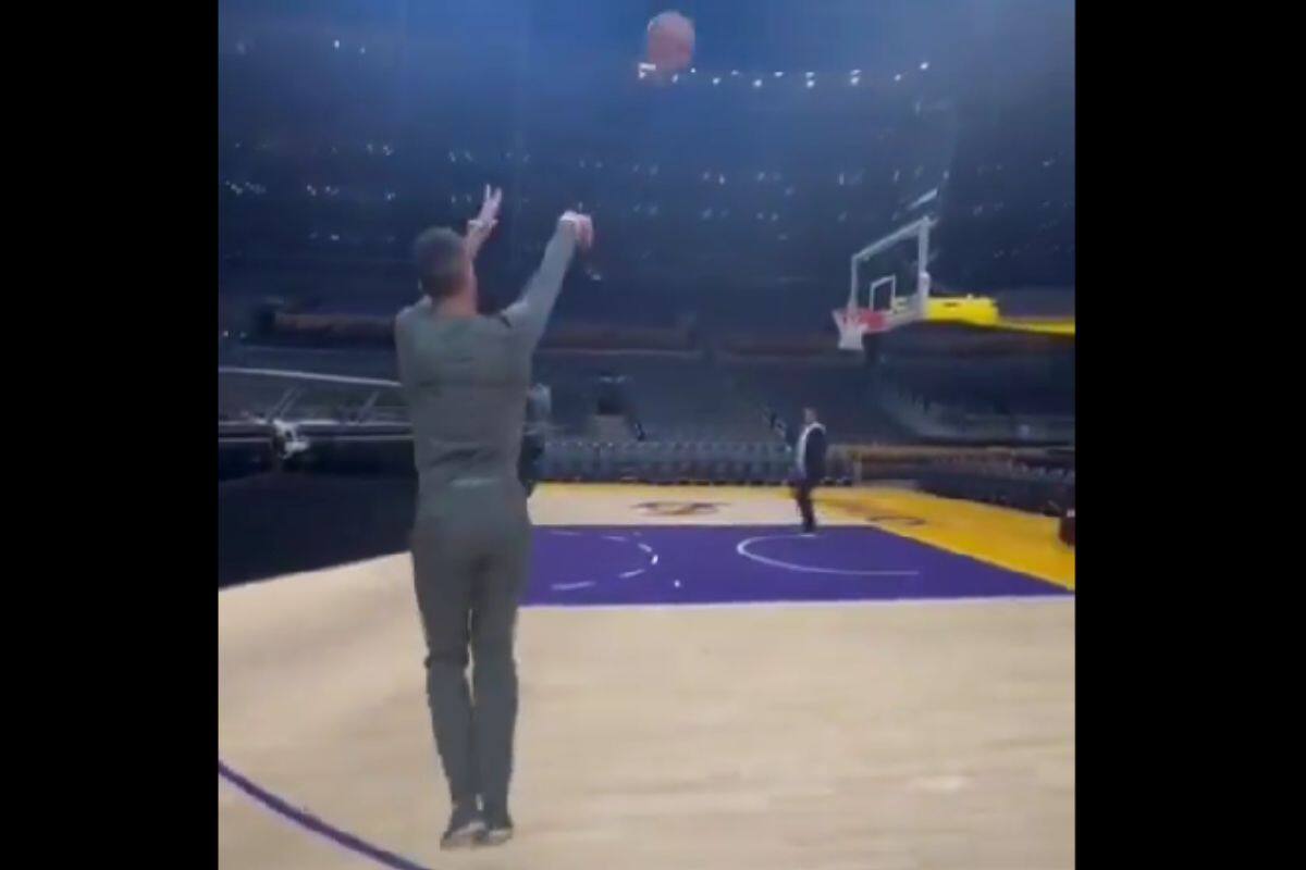 sorprendió con sus dotes en el basquetbol.