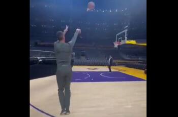 VIDEO | Un genio: Novak Djokovic sorprendió con un triplazo en la cancha de Los Angeles Lakers