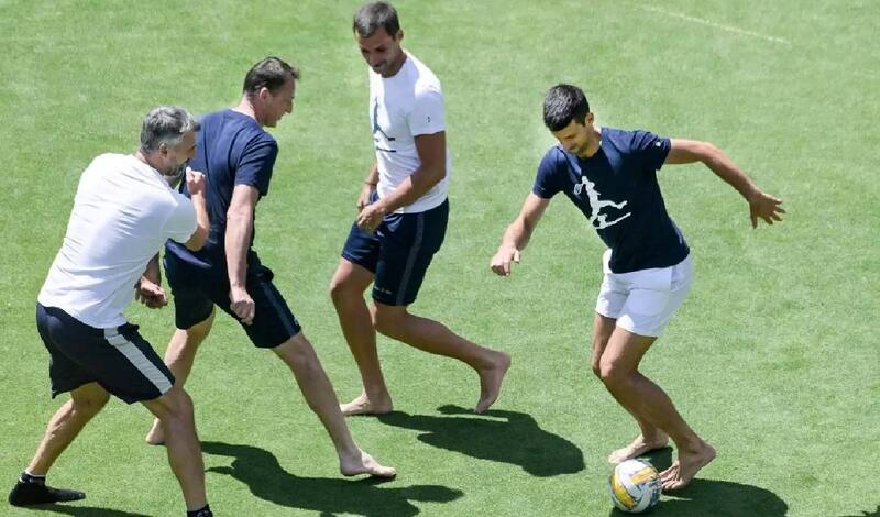 mostró sus dotes futbolísticos en un partido jugado en la previa de Indian Wells. Foto: AFP.