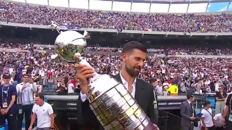 Así fue la aparición de Novak Djokovic en la final de la Copa Libertadores: levantó el trofeo antes del pitazo