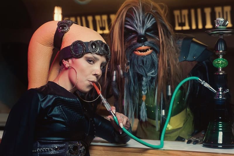 La cantina temática tiene tragos y platillos inspirados en el mundo de Star Wars.