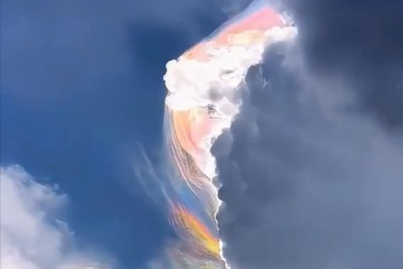 El fenómeno genera hermosos colores en el cielo.