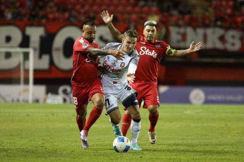 Ñublense empezó con el pie izquierdo en el Campeonato Nacional. Los chillanejos empataron con Limache y perdieron contra la U / Photosport