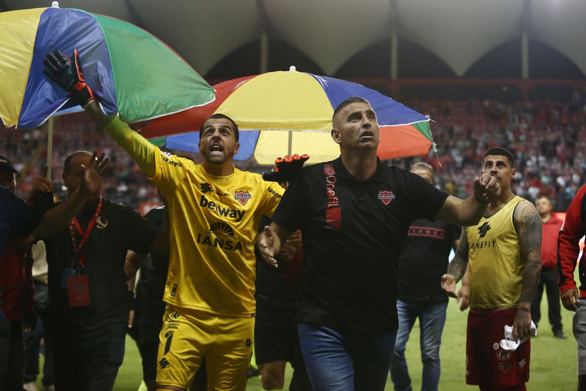 Los jugadores de Ñublense intentaron calmar a los hinchas.