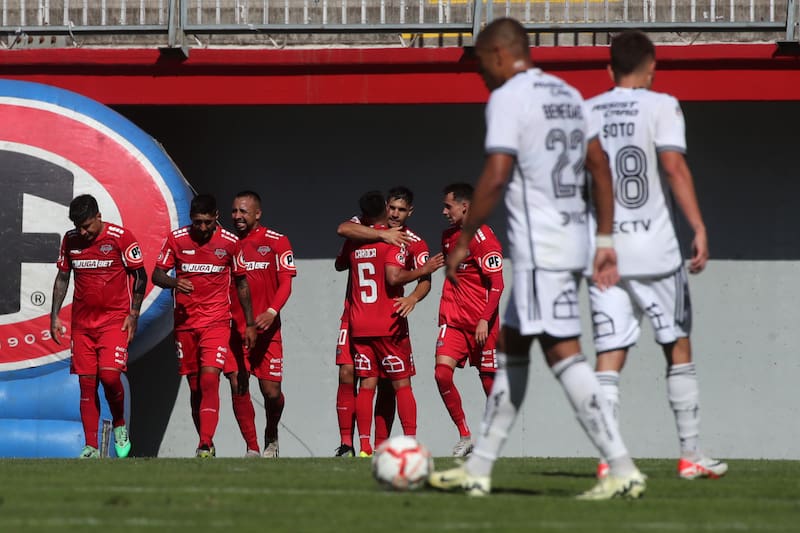 El jugador de Nublense, Gabriel Graciani, convierte su gol contra Colo Colo.