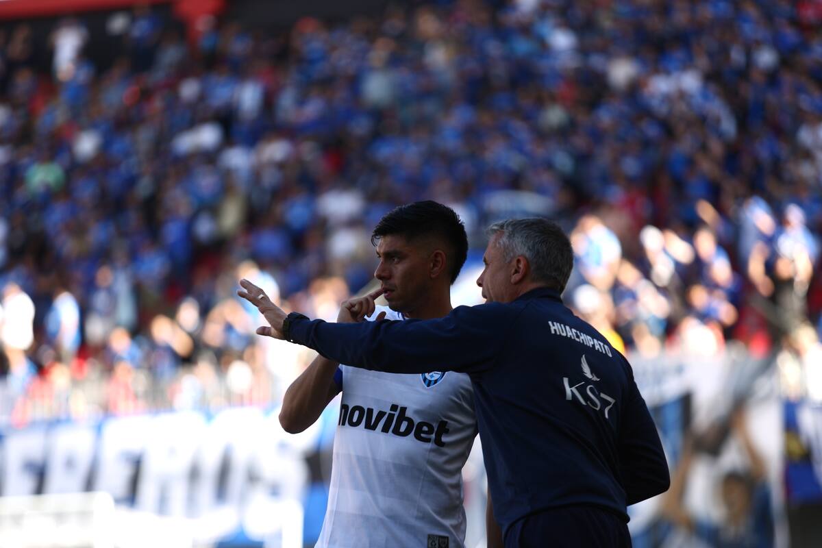 Gustavo Álvarez dirigiendo a Huachipato.