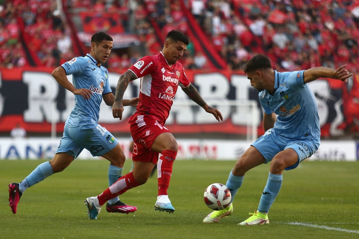 Ñublense y O'Higgins irán por Bayron Monroy. Foto: Aton