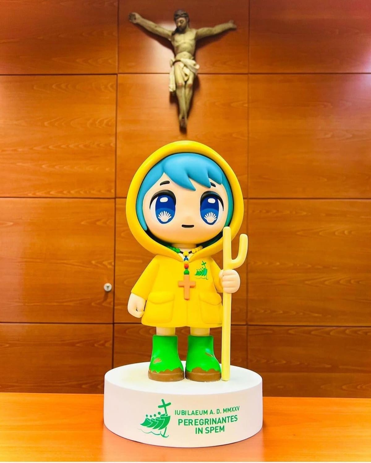 La mascota fue presentada con una estatua de plástico de la misma.