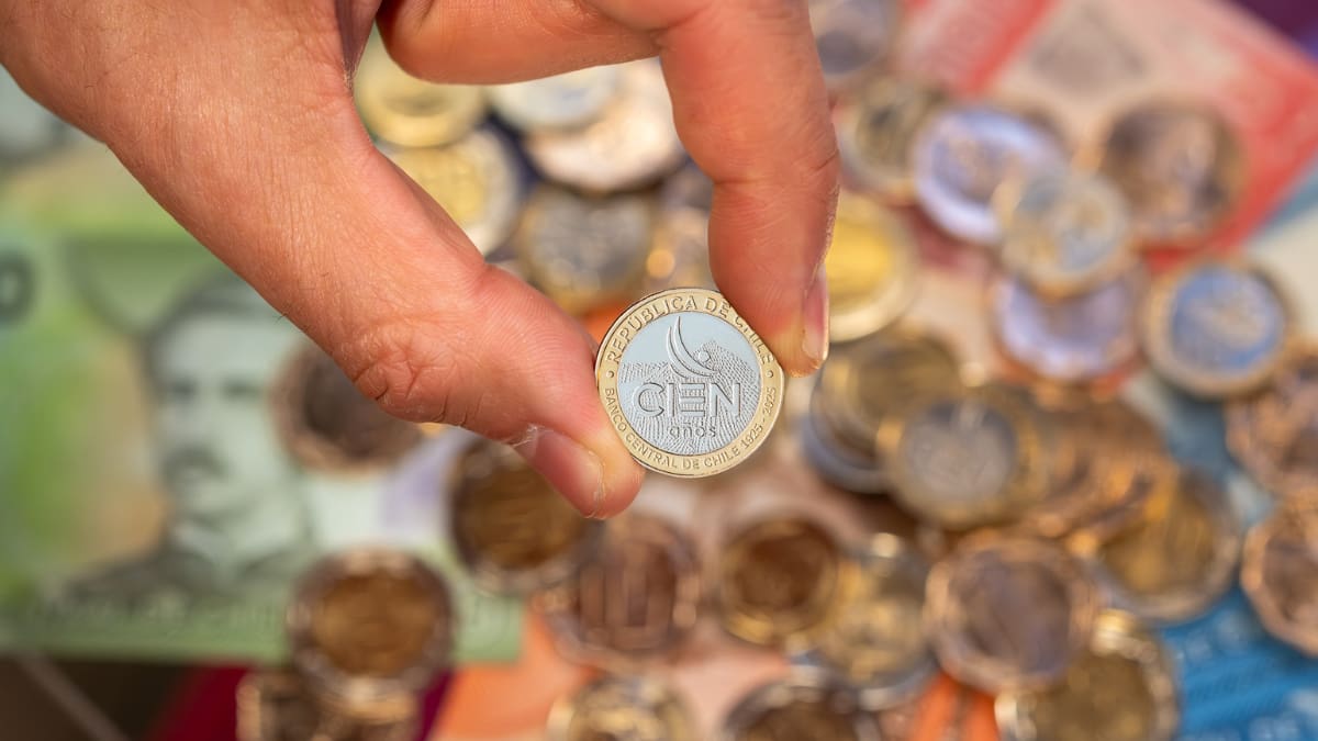 Esta es la nueva moneda de 100 pesos que lanzó el Banco Central de Chile para celebrar su centenario
