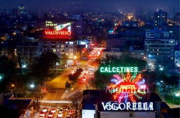 Nueva regla contra contaminación lumínica: este es el horario en que deberán apagarse las pantallas publicitarias en Chile