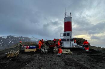 Así es el nuevo faro instalado en territorio chileno antártico