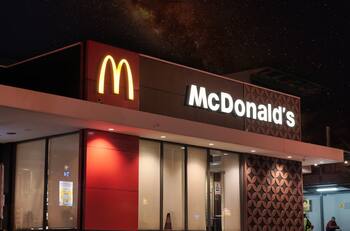 Ha generado 120 puestos de trabajo y su montaje estuvo listo en 10 días: así es el primer McDonald’s hecho de madera en Chile