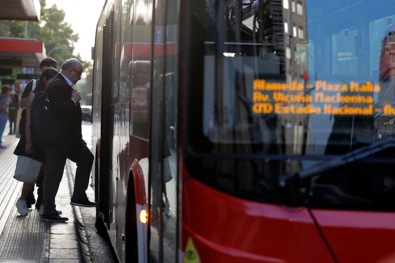 Con la ampliación, ahora el sistema de transportes podrá cubrir 38 comunas en la Región Metropolitana. Créditos: Javier Torres/Aton Chile