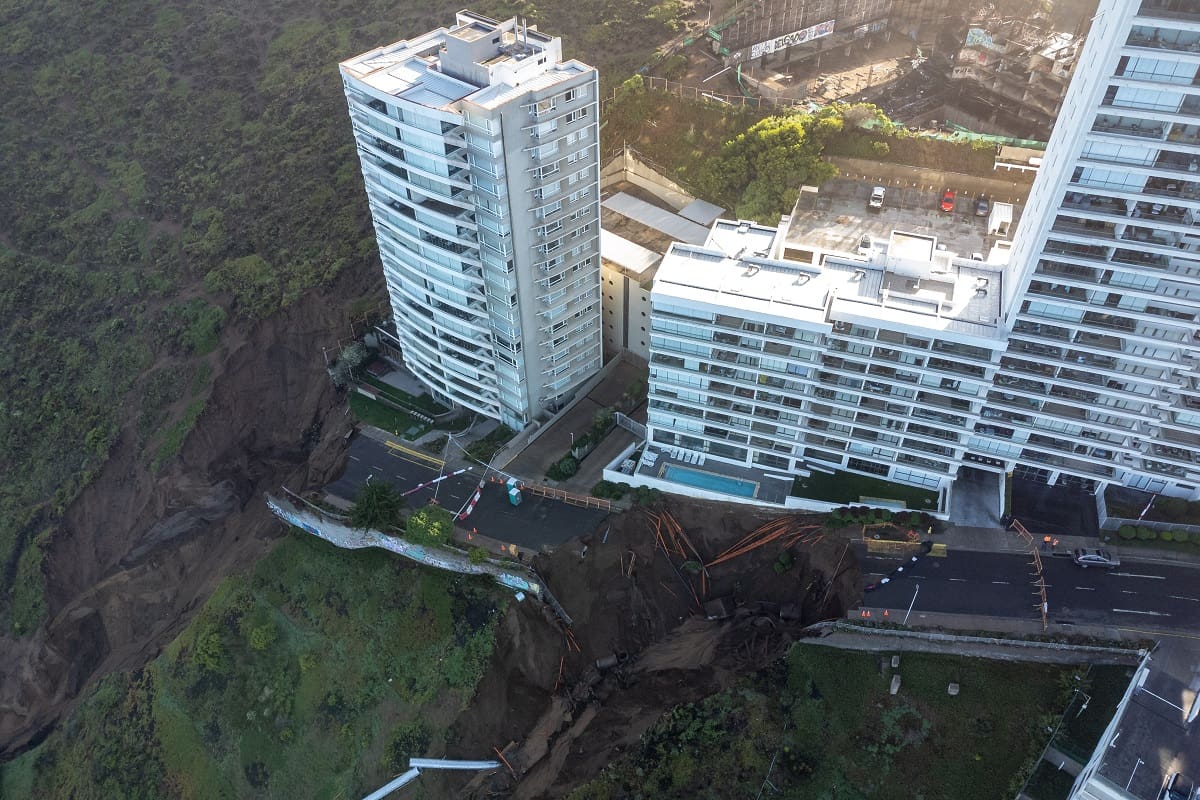 La situación es crítica para el edificio luego de que se generara otro socavón debido a las lluvias.
